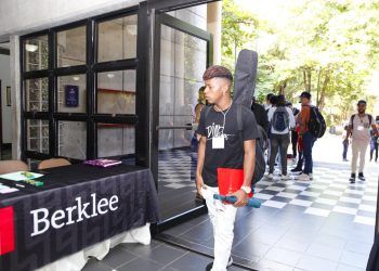 Imagen de joven estudiante del prestigioso Berklee College of Music, actividad auspiciada por el Ministerio de Cultura.
