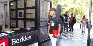 Imagen de joven estudiante del prestigioso Berklee College of Music, actividad auspiciada por el Ministerio de Cultura.