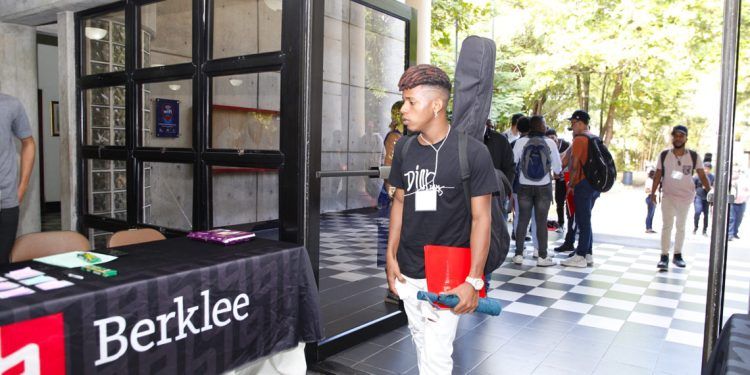 Imagen de joven estudiante del prestigioso Berklee College of Music, actividad auspiciada por el Ministerio de Cultura.