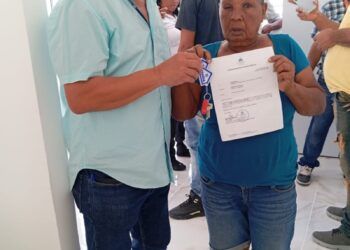El Gobierno entrega apartamento a doña Maruca tras desalojo en Santiago
