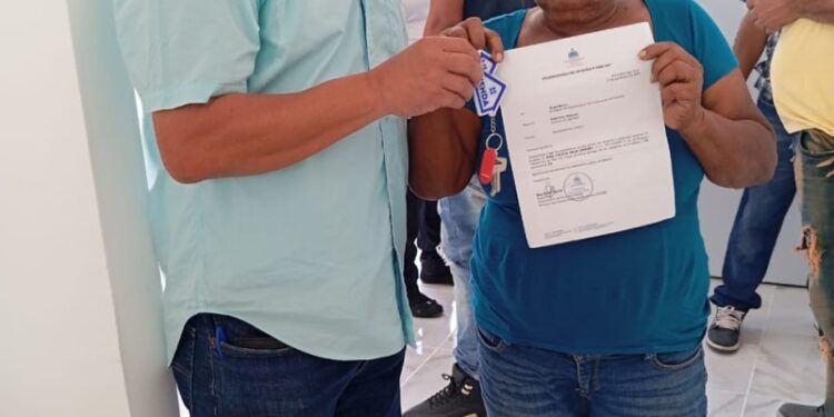 El Gobierno entrega apartamento a doña Maruca tras desalojo en Santiago
