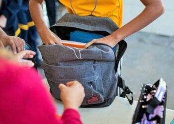 ADP pide revisar mochilas escolares cada mañana
