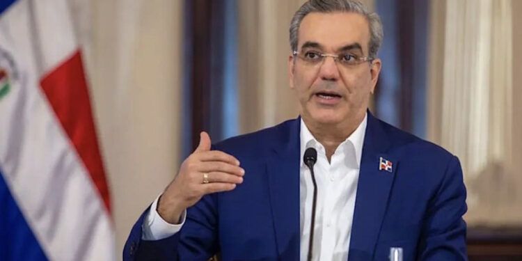 Abinader advierte pérdida de becas por falta de aspirantes