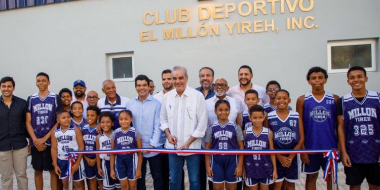 Abinader entrega techados remozados en El Millón y 30 de Mayo