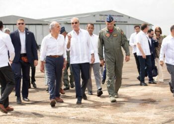 Abinader y Asfura recorren muro fronterizo de Dajabón