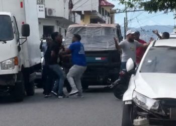 Accidente en Moca deja trifulca y detenidos