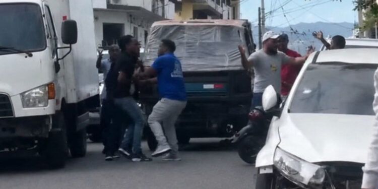 Accidente en Moca deja trifulca y detenidos
