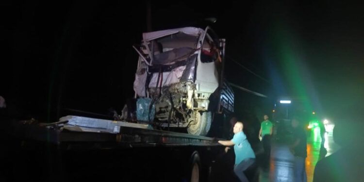 Accidente entre camión y autobús deja heridos en Santiago Rodríguez