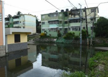 Agua estancada afecta a residentes de Sabana Perdida