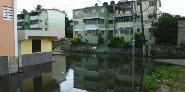 Agua estancada afecta a residentes de Sabana Perdida