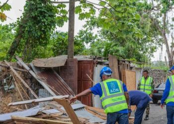 Alcaldía del DN recupera aceras en Arroyo Hondo
