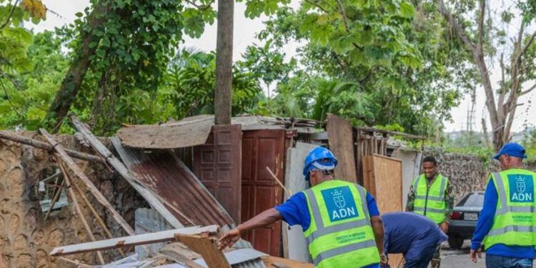 Alcaldía del DN recupera aceras en Arroyo Hondo
