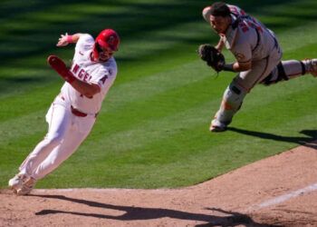 Angelinos vencen a Orioles con remontada en la décima