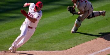 Angelinos vencen a Orioles con remontada en la décima