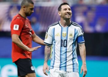 Argentina remonta ante Egipto y avanza a cuartos