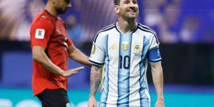 Argentina remonta ante Egipto y avanza a cuartos