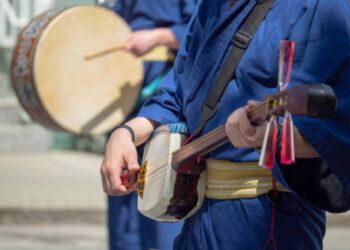Arrestan a músico por molestar a vecinos durante años