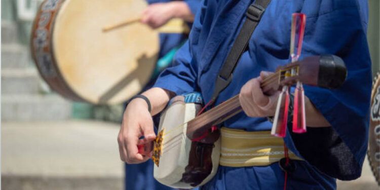 Arrestan a músico por molestar a vecinos durante años