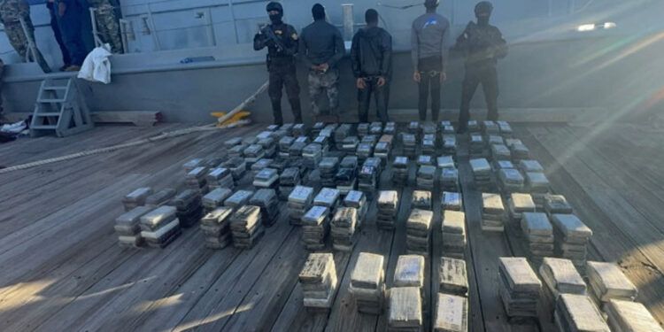 Arrestan a tres hombres con 555 paquetes de cocaína en Baní