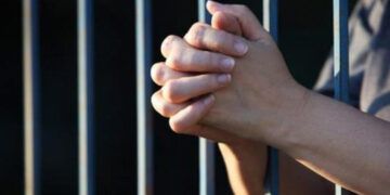 Arrestan mujer acusada de raptar a su esposo por empresa