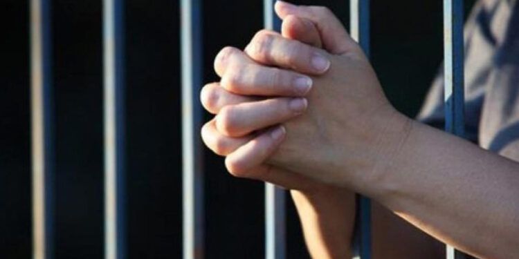 Arrestan mujer acusada de raptar a su esposo por empresa