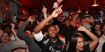 Arsenal gana la Premier tras tropiezo del City