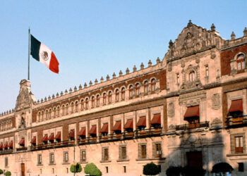 Asesinan a alcalde en sede municipal de México