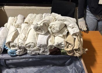 Atrapan colombiana en el AILA con cocaína