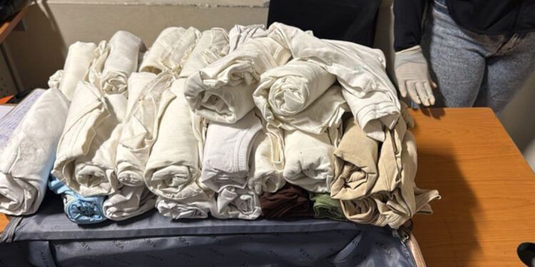 Atrapan colombiana en el AILA con cocaína