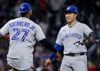 Azulejos vencen a Bravos en debut de Chad Dallas