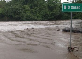 Lluvias dejan inundaciones y aislados en El Seibo