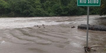 Lluvias dejan inundaciones y aislados en El Seibo