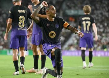 Barça golea al Elche en su estreno de Liga sin un nueve