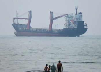 Barco encalla en el estrecho de Ormuz