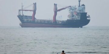 Barco encalla en el estrecho de Ormuz