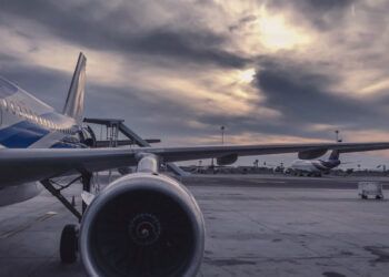 Beneficios de las aerolíneas caen 49 % en 2026