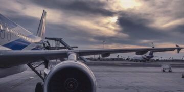 Beneficios de las aerolíneas caen 49 % en 2026
