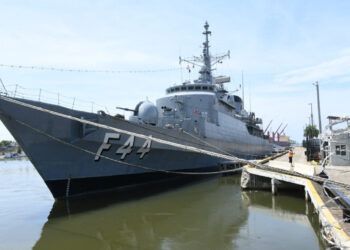 Buque de la Marina de Brasil sigue frente al Puente Flotante