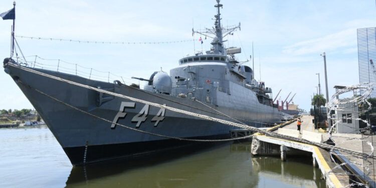 Buque de la Marina de Brasil sigue frente al Puente Flotante