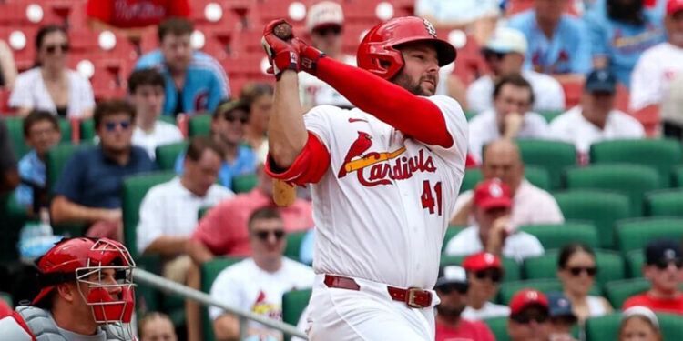 Burleson impulsa tres y Cardenales vencen a Filis
