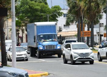 Camiones circulan por el Malecón pese a restricciones