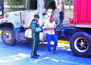 Camiones desafían restricciones y circulan por el Malecón