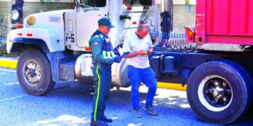 Camiones desafían restricciones y circulan por el Malecón