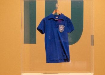 Camiseta de Pelé en final de 1958 bate récord