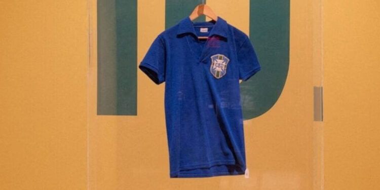 Camiseta de Pelé en final de 1958 bate récord