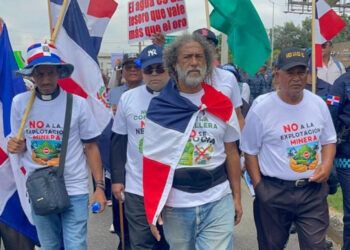 Campesinos marchan en Santiago contra minería