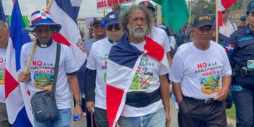 Campesinos marchan en Santiago contra minería