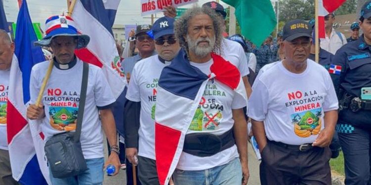 Campesinos marchan en Santiago contra minería