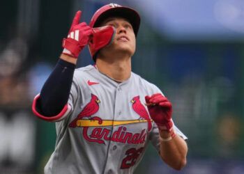 Cardenales barren a Piratas y castigan a Skenes