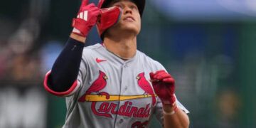 Cardenales barren a Piratas y castigan a Skenes